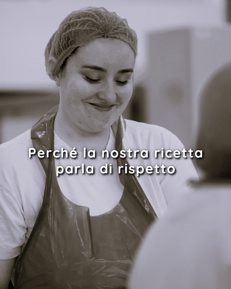 Foto donna sorridente in bianco e nero con divisa Panfé e scritta in soravimpressione "Perchè la nostra ricetta parla di rispetto"