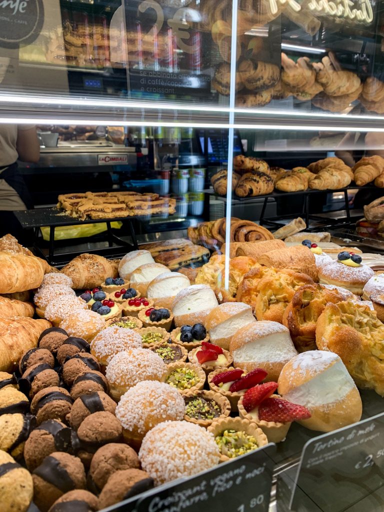 Nuova sede Panfé a Novara in Corso Italia, 5 - Vetrina ricca di prodotti di pasticceria fresca e secca