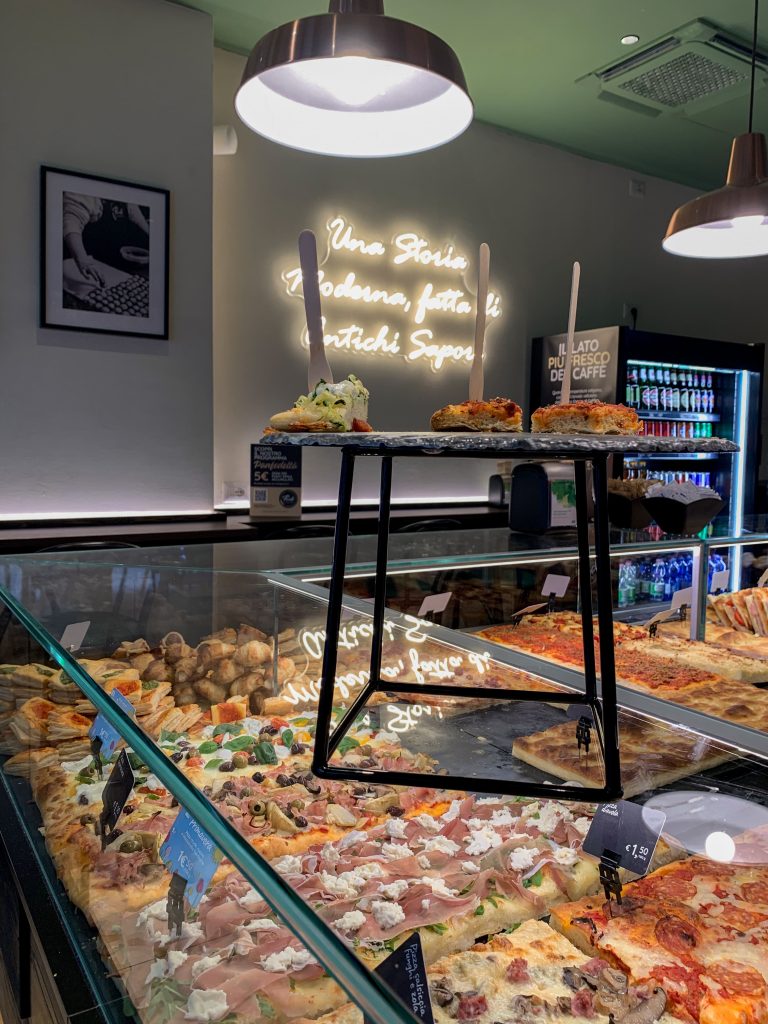 Nuova sede Panfé a Novara in Corso Italia, 5 - Vetrina ricca di prodotti da forno e di pasticceria