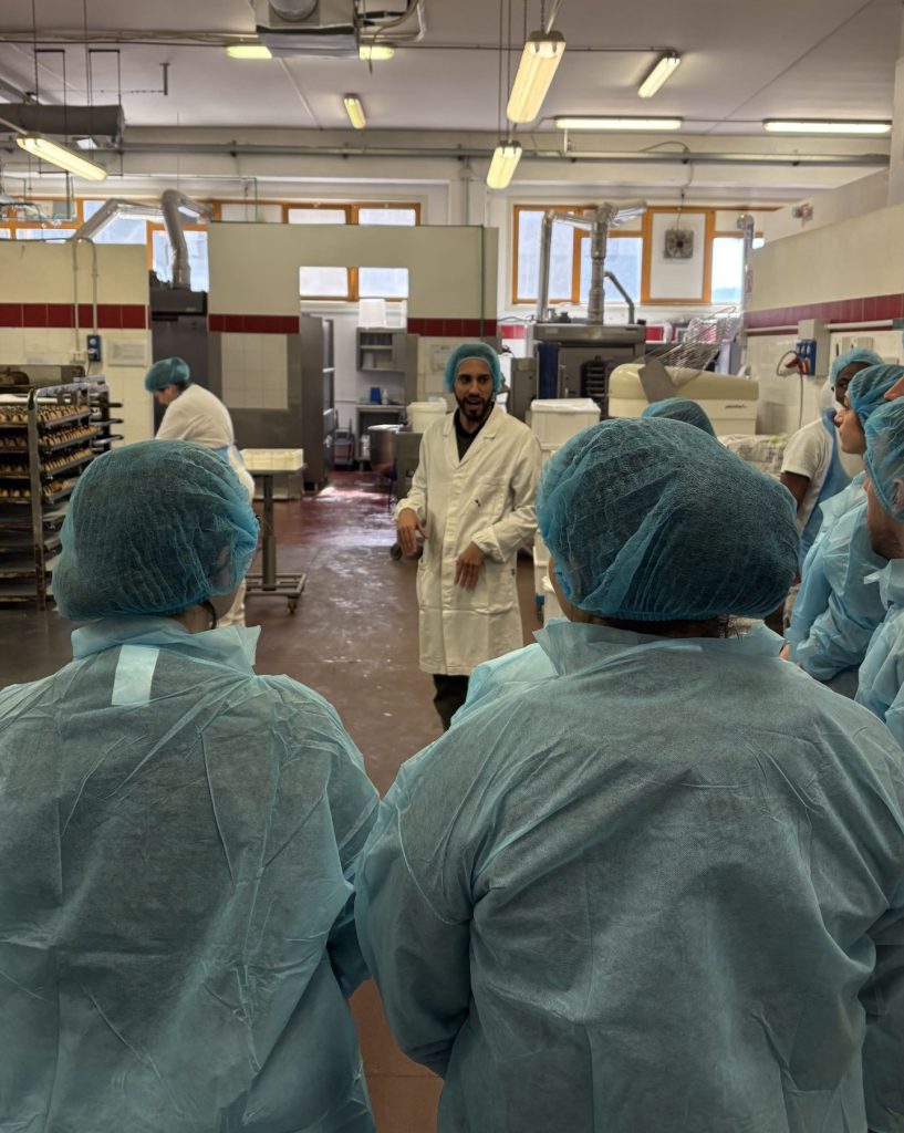 Percorso Talenti Programma Panfé - All'interno del laboratorio Panfé, con abbigliamento igienico