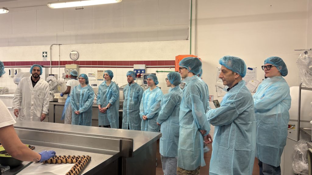 Percorso Talenti Programma Panfé - All'interno del laboratorio Panfé, con abbigliamento igienico