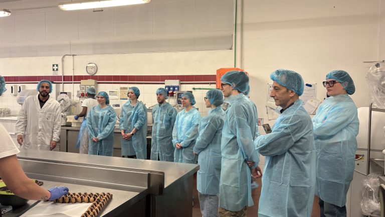 Percorso Talenti Programma Panfé - All'interno del laboratorio Panfé, con abbigliamento igienico