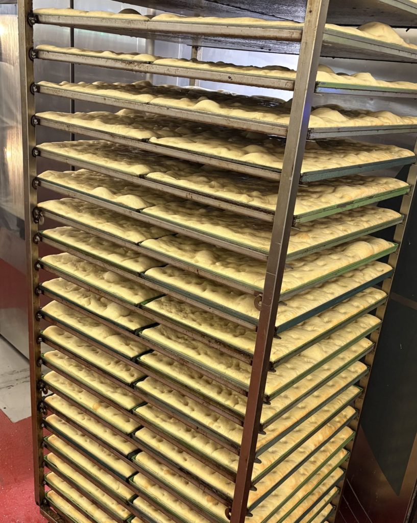 Percorso Talenti Programma Panfé - Teglie di focaccia pronte per essere infornate