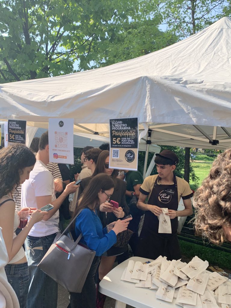 Evento Panfé per B.Lab all'Università Bocconi di Milano - Studenti allo stand Panfé in attesa di ritirare l'assaggio