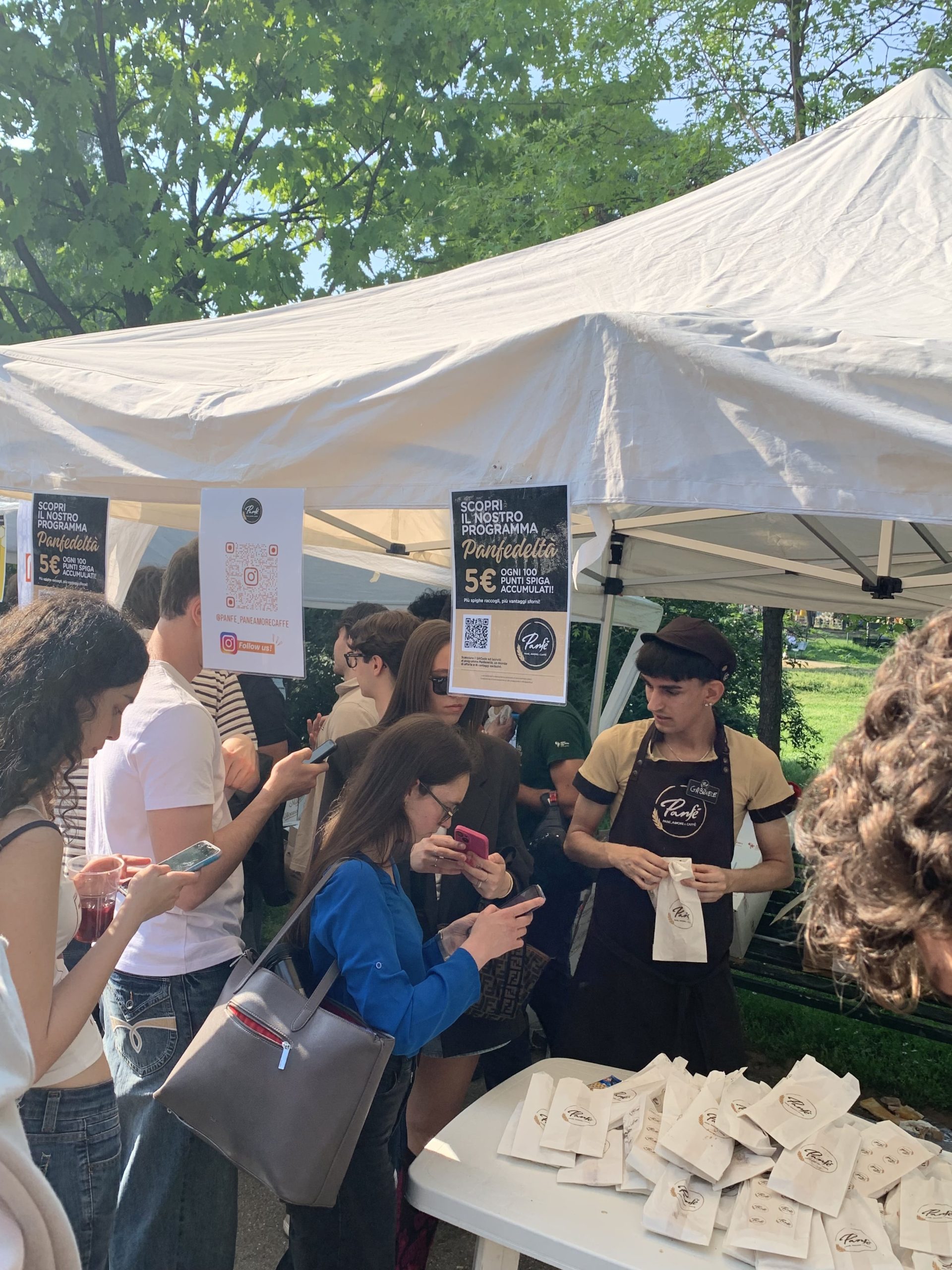 Evento Panfé per B.Lab all'Università Bocconi di Milano - Studenti allo stand Panfé in attesa di ritirare l'assaggio